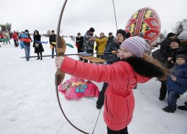 Девочка стреляет из лука