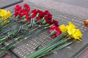 Цветы возле памятника подводникам-черноморцам