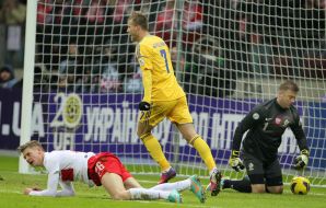 Андрей Ярмоленко забивает мяч