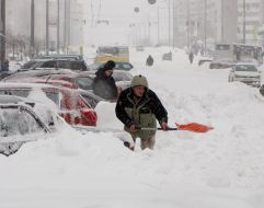 Люди откапывают автомобили от снега
