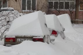 Засыпанные снегом автомобили