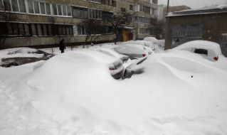 Засыпанные снегом автомобили