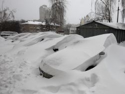 Засыпанные снегом автомобили