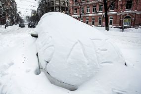 Засыпанный снегом автомобиль