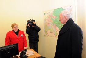 Nikolay Azarov talking with a doctor
