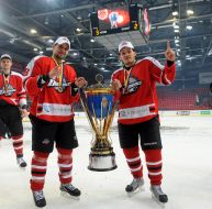 Гравці ХК "Донбас-2" з кубком