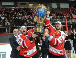 Гравці ХК "Донбас-2" з кубком