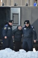 Конвой ведет Андрея Слюсарчука