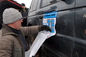 A judge glues a number on off-road vehicle