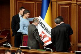 The deputies from the opposition hang posters