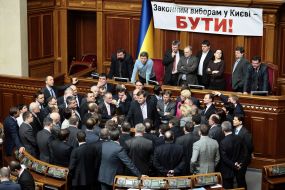 The deputies from the opposition blocked the rostrum and presidium