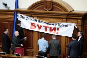 The deputies from the opposition hang posters