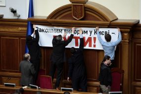 The deputies from the opposition hang posters