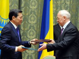 Serik Akhmetov and Nikolay Azarov