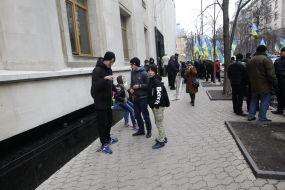 Дети играют возле здания комитетов Верховной Рады