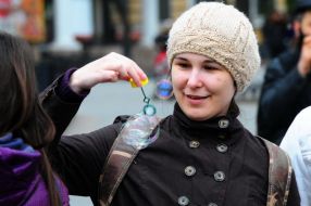 Дівчина пускає мильні бульбашки