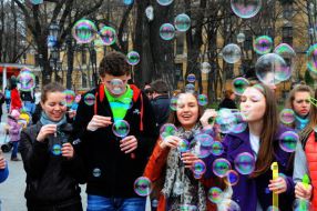 Люди пускають мильні бульбашки