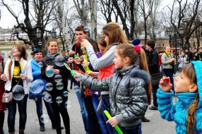 Люди пускають мильні бульбашки