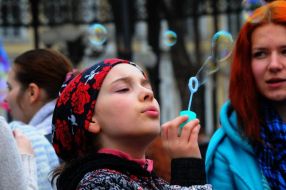 Дівчина пускає мильні бульбашки