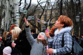 Люди пускають мильні бульбашки