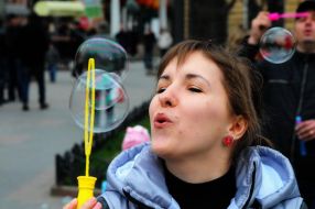 Дівчина пускає мильні бульбашки