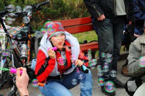 Дівчина пускає мильні бульбашки