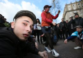 Участник парада гопников щелкает семечки