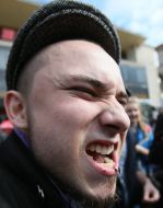 Участник парада гопников щелкает семечки