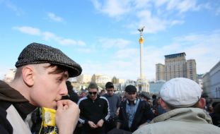 Участник парада гопников щелкает семечки