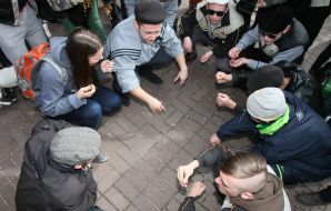 Участники парада гопников