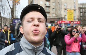 Участник парада гопников щелкает семечки