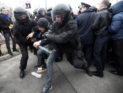 Soldiers of the special police detain's shares