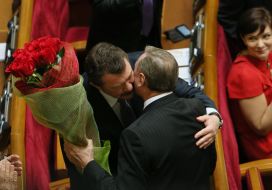 Олександр Єфремов вітає Олександра Кузьмука