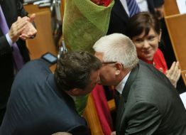 Михайло Чечетов вітає Олександра Кузьмука