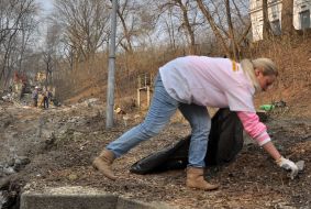 Девушка убирает мусор в парке