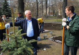 Николай Азаров во время субботника
