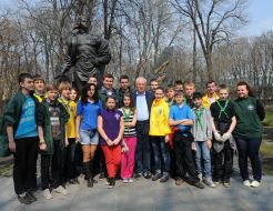 Николай Азаров во время субботника