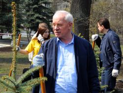 Николай Азаров во время субботника