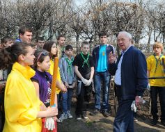 Николай Азаров во время субботника