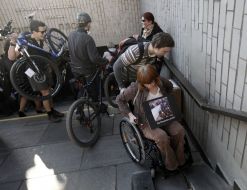 Мужчина помогает женщине в инвалидной коляске