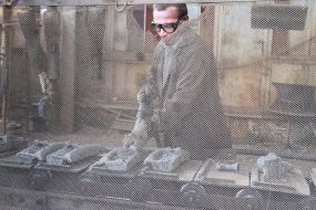 Василь Ковальчук проводить обрубку заготовок