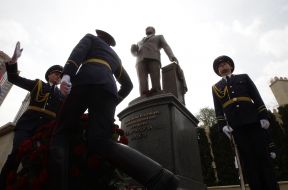 Monument  to Heydar Aliyev