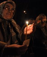 Женщина держит свечу