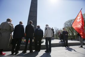 Participants in the ceremony of laying flowers