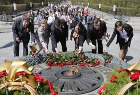 Participants in the ceremony of laying flowers