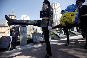 The ceremony of laying flowers