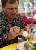 Oleg Skripka paints egg