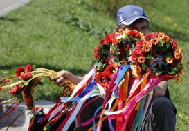 Мужчина продает венки