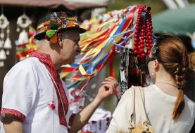 Мужчина продает бусы