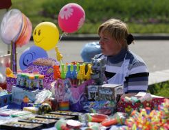 Женщина продает сувениры